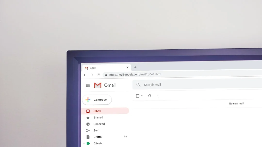 team-01 Vue de dessus d’un clavier, d’un agenda avec une note sur le marketing des réseaux sociaux, et d’une tablette posés sur un bureau.